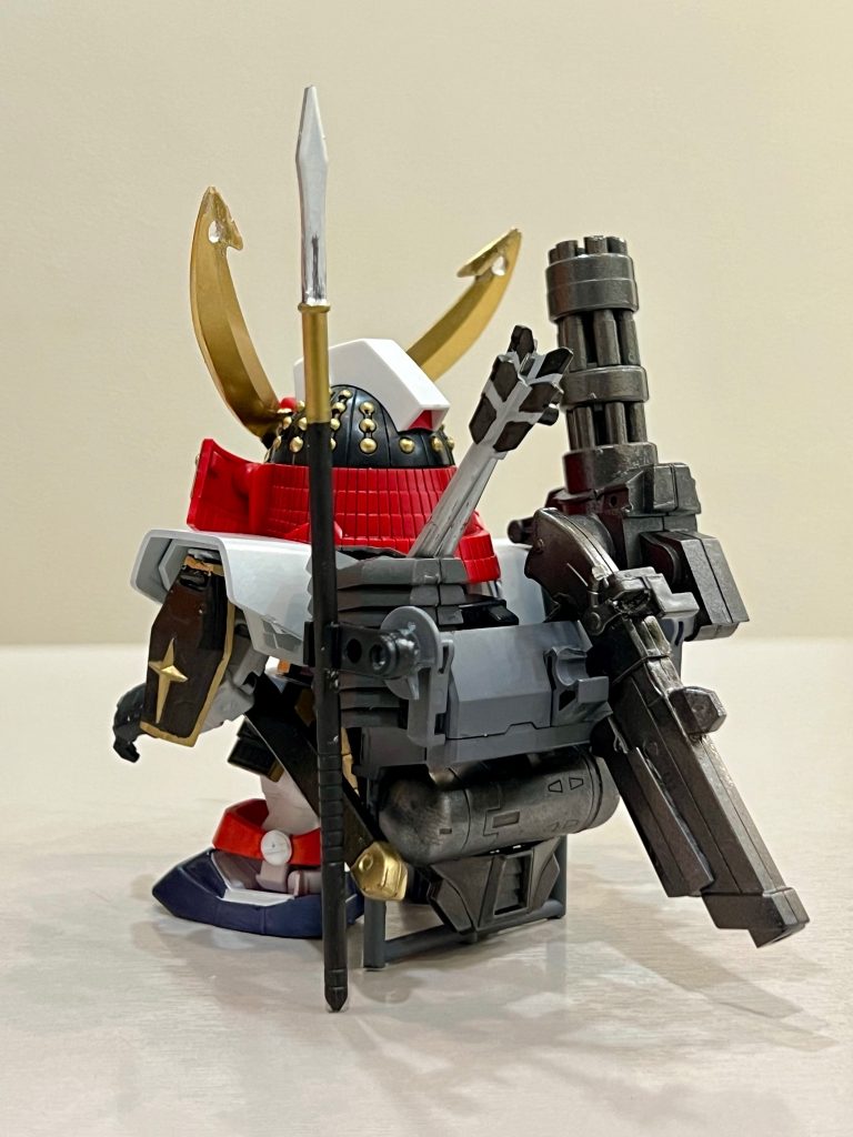 バックパックは某MGのパーツを改造したもので、すべての武器を背中にマウント（懸架）可能です。
