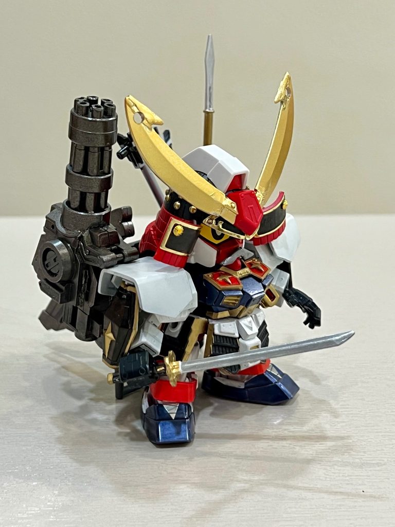 龍型黒魔神闇皇帝の分身との対決シーンをイメージしながら、楽しく制作できました。特に闇皇帝の分身の、有機的でありながら機械的な禍々しいデザインとの対比を意識しています。（龍形態）： 主にSNAA製キットからの改造。ガンプラパーツの使用はごく少数のため説明は省略。ご覧いただきありがとうございました！感想やアドバイスなど、お気軽にコメントいただけると嬉しいです！