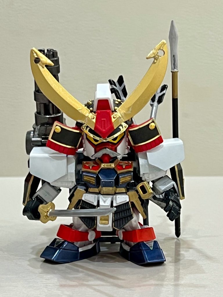 実はひげのパーツ、ガシャポンのザクヘッドのアンテナなんです（笑）。さらに腕のアーマーは、同じくガシャポンのRX-78初代ガンダムのシールドという……！🤣