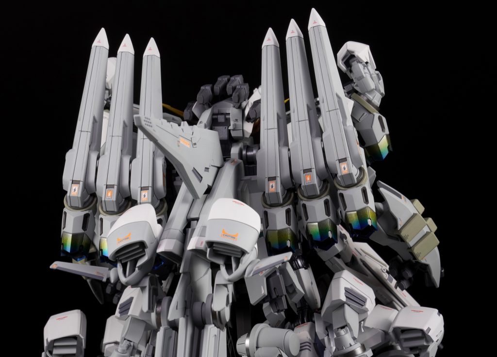 アリュゼウスの装甲を一度つけると、中の量産型νガンダムのマットなトップコート層はそこそこ傷がついてましたね、、、まぁそれを想定して中から順番に完成させ撮影してきましたが、本当によかったです！量産型νガンダムはまた単品で販売されたらもう一回作ろう！そしてこのアリュゼウスの横に飾りたい
