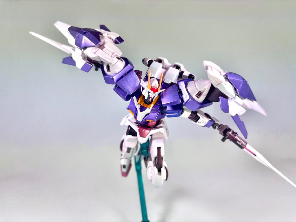 肩の小型化やGNドライヴ周辺を改造して横幅がある雰囲気をある程度解消させました