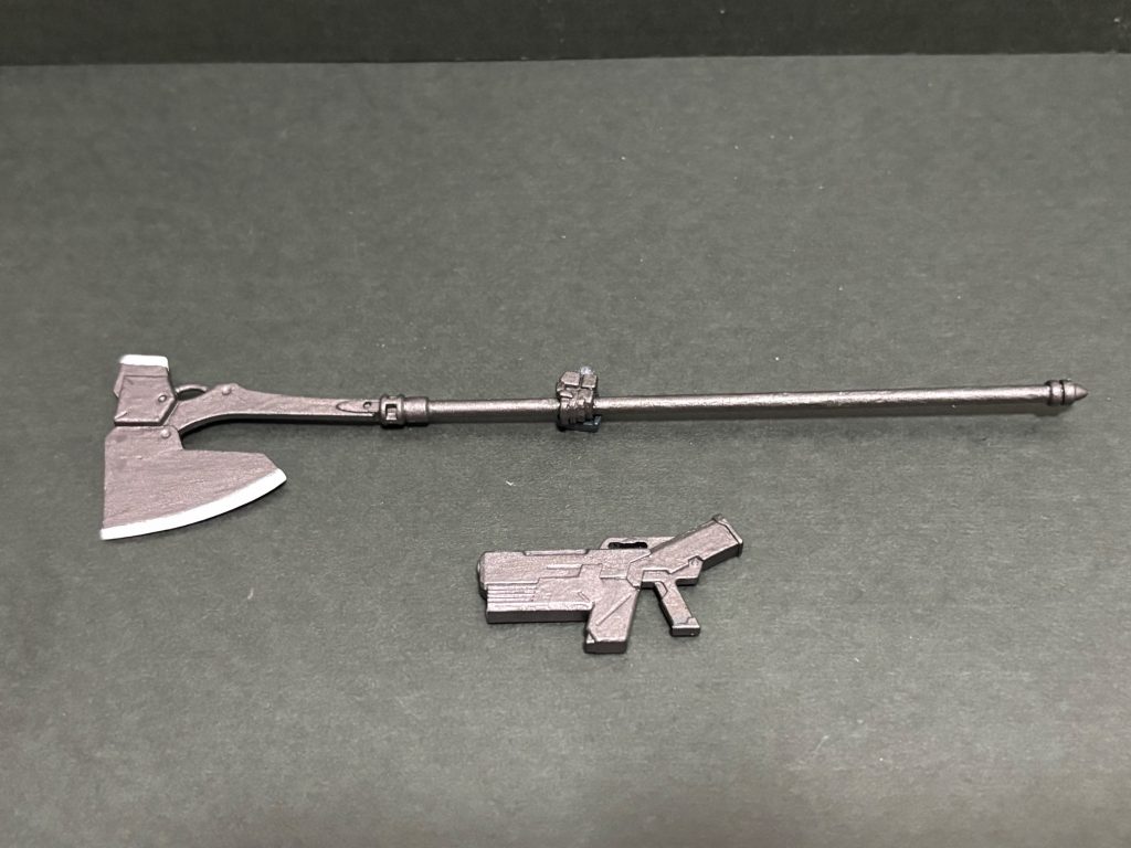 武装は9.8mバトルアックスの改造品・バスタードアックスと、漏影の80mmハンドガン。バスタードアックスの延長された柄はランナーで再現した他、迫力重視で刃の部分を大型化しています。重量があるため、手首パーツ固定の差し替え式にしています。