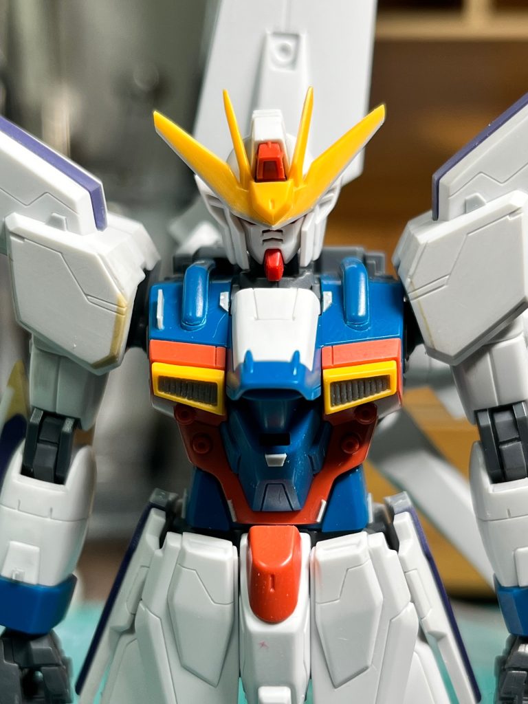 フェイスガードの形状が好みでは無かったので、RGストライクから拝借。アンテナも細過ぎる印象があったので0.3mm幅増し。