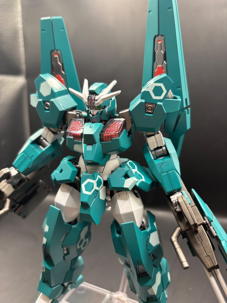 塗装レシピ下地:メカサフシルバーメインカラー:アイスグリーン→ヘックス迷彩→ヒューベリオングリーン白パーツ:EXホワイト武器:ガンメタル赤パーツ:プライマリーメタリックレッドフレーム:スターブライトアイアン仕上げ:EXクリア