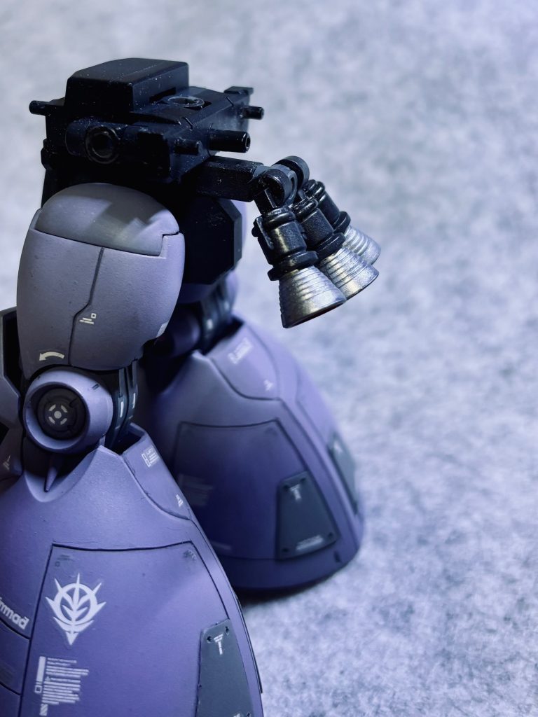 お尻のバーニア取付も下方へずらして、スカートに沿うように基部を延長してます🛠️