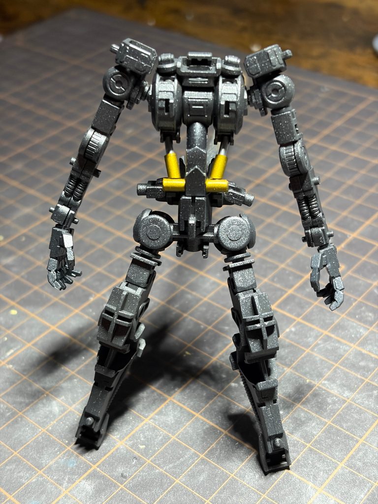 胴体部のシリンダーは既存のものをカット。プラ棒とプラパイプで再構築しました。