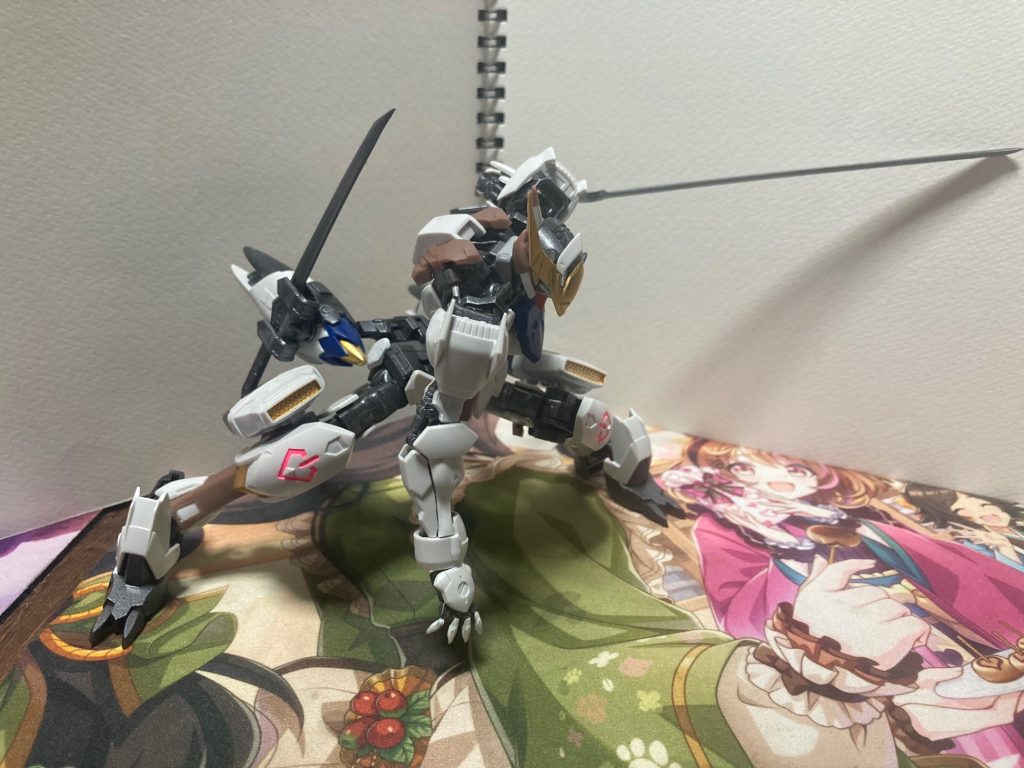 作中でも披露した前傾姿勢のポーズも難なく再現可能です。ハンドパーツはHgバルバトスルプスの流用。