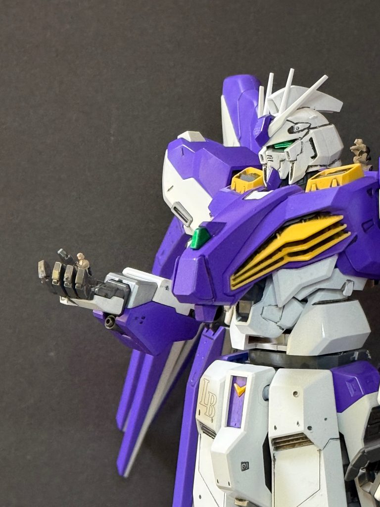 ーまとめーくぅ、なんとか完成させました！『ナイチンゲールをボコボコに出来る機体。』『シャアに情けないMSと言わせない機体。』この二つをテーマに開発しました。また、アムロ専用機ということで、ごちゃごちゃしたデザインは避けてなるべく洗礼されたシンプルなデザインになるように意識しました。ただ、それでいてνガンダム、Hi-νガンダムよりも強い印象を与えられるデザインを考案するのは大変でした。Hi-νガンダムver.kaのデザインをかなり参考にしつつ、ver.kaではないオリジナリティを出すのは苦労しました。また、スーパーロボット大戦に参戦したときに真ゲッターロボ、マジンカイザーと並んでも負けないインパクトも必要だと個人的に考えて今回のデザインになりました笑雑なところは多々ありますが、大目に見てください笑自分の好きな部分を詰め込んだ機体になります！！もし、よろしければ感想、次回作のリクエスト、コメントよろしくお願いします！！