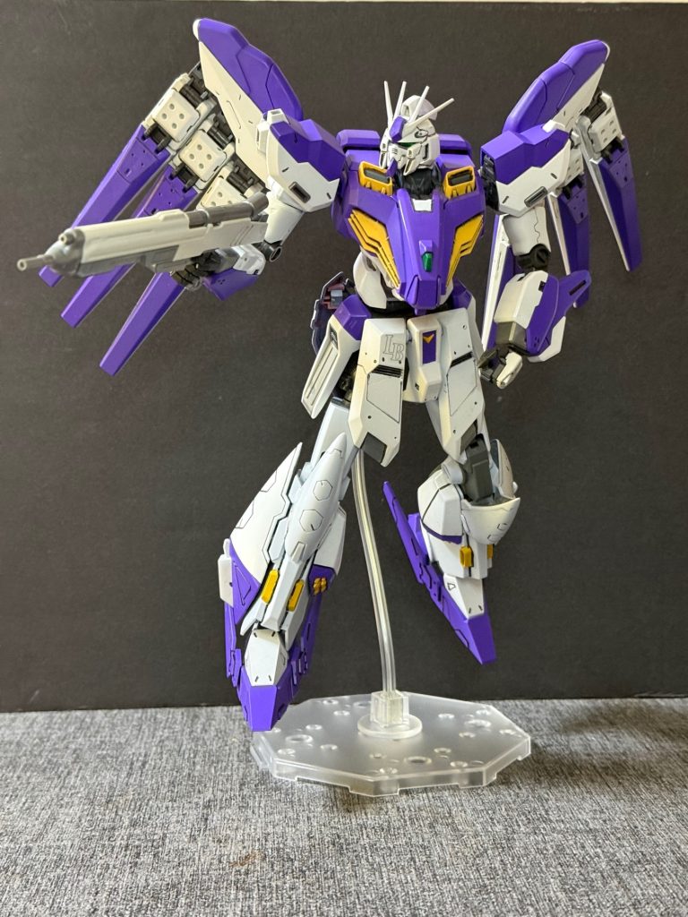 【機体解説②】一方で、ミノフスキー・ターボや大型ジェネレーター、大容量プロペラントの内蔵に伴い、機体は全高29.0mまで大型化した。しかし、この大型化は欠点ではなく、内部容積の拡大による高いペイロード性能をもたらしている。機体各部にはファンネルミサイルや予備エネルギーパック、追加弾薬などの内部兵装を収納可能となり、従来のν系MSを大きく上回る継戦能力を獲得した。