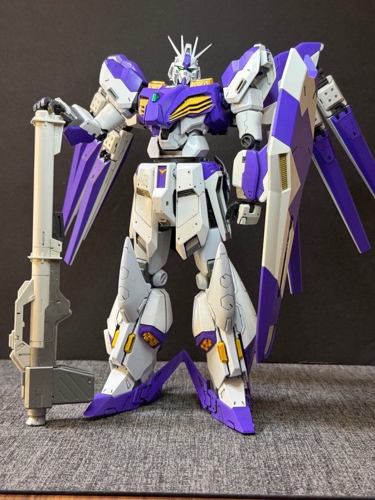 【機体解説①】シン・νガンダム最大の特徴は、Ξガンダムで完成したミノフスキー・フライト・システムをさらに発展させたミノフスキー・ターボを搭載したことである。この新型推進システムミノフスキー•ターボはペルセウスガンダムの実戦データをサナリィより提供され、それを元に完成された次世代の技術である。瞬間的な加速性能と巡航能力を飛躍的に向上させ、第5世代MSを凌ぐ高機動性を実現した。これにより本機は宇宙、重力下を問わず（機体調整、換装も不要）単独音速飛行が可能である。