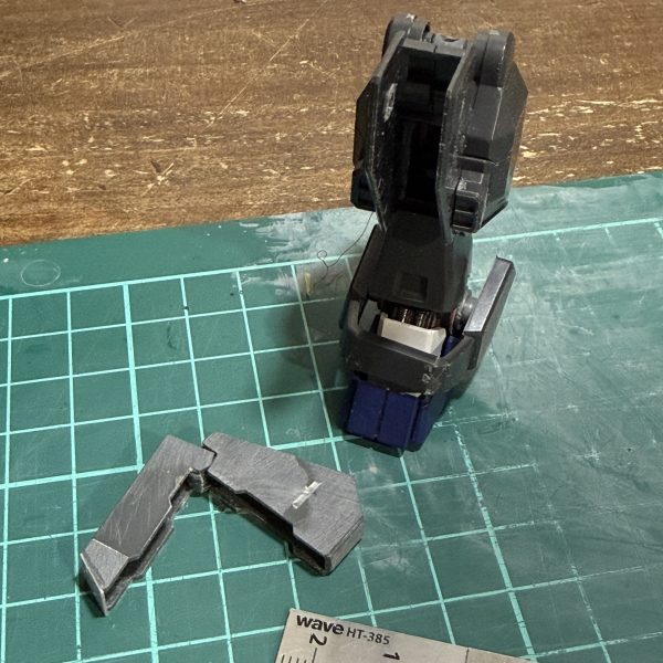 ヘイズルの脚にミサイルポット仕込みました。ＧＮぴすとるのホルスターを使用しました（4枚目）