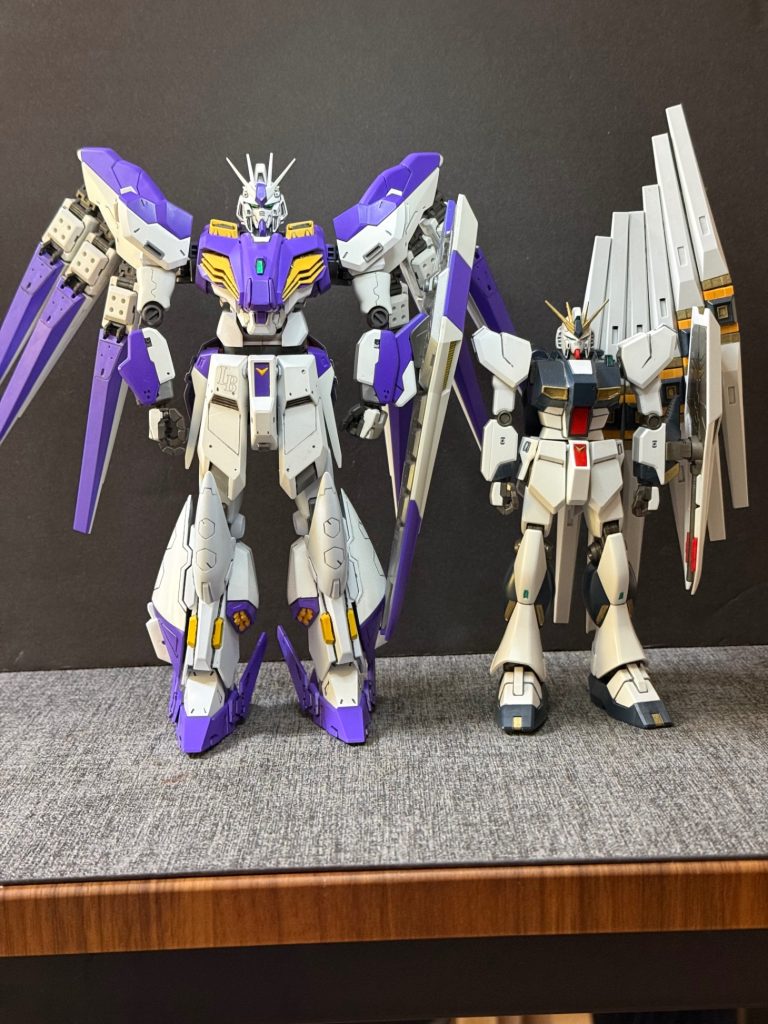 ⚪︎シン•νガンダム【全高29m】第5世代MSジェネレーター出力：5,800kWスラスター総推力：168,000kg⚪︎νガンダム【全高22m】第2世代MSジェネレーター出力: 2,980kW&nbsp;スラスター総推力: 97,800kg&nbsp;νガンダムが「ニュータイプ専用MSの完成形」であるのに対し、シン・νガンダムはHi-νガンダム、Ξガンダム、ペーネロペーの技術を統合し、第5世代技術によって再設計された”νガンダム系列の究極形態”という位置付けになる。これにより、火力・機動力・飛行能力・防御力・サイコミュ性能のすべてが、νガンダムから飛躍的に進化した設定となっている