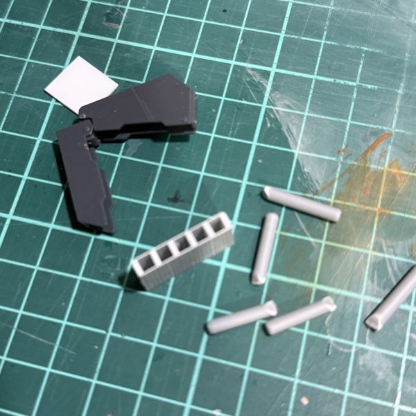 ヘイズルの脚にミサイルポット仕込みました。ＧＮぴすとるのホルスターを使用しました（3枚目）