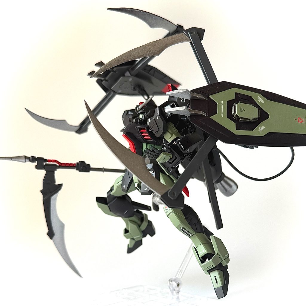 刈魂鎌「ハティ」×4エネルギー偏向装甲裏に格納された刈魂鎌「ハティ」。各鎌は独立して自在に可動し、敵機の両断および拘束を可能とする。主兵装である重刎首鎌「ニーズヘグ」と合わせ、計5本の鎌による多方向同時攻撃により、近接戦闘において敵に一切の隙を与えない。