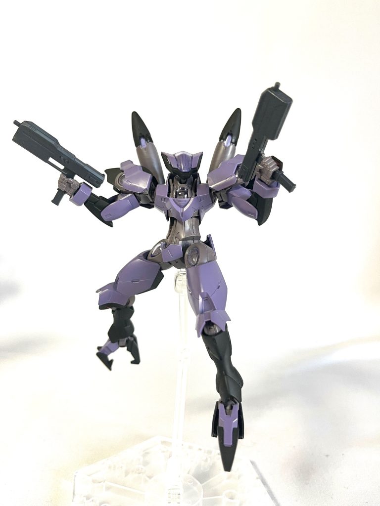 ベギルペンデ1番機(ドミニコス隊仕様)通常のベギルペンデをチョビ改造しました。アンテナはぶっちぎりました。大変だったところは出血が酷くて止血に苦労しました。生きててよかった。元々赤い塗装箇所はマットブラックで塗装してます。マシンガンは境界戦機から盗んできました！
