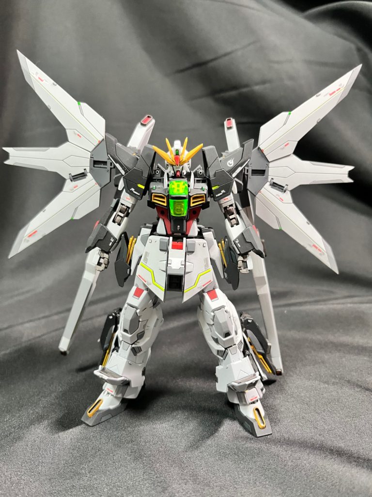 ダブルエックスのどっしりしたスタイルを残しつつ、オリジナル要素を加えて作成。&nbsp;頭部はダブルエックスのまま。アンテナやヒゲのシャープ化。&nbsp;肩部、腕部はアメイジングストライクフリーダム。スジボリ追加、色分けで情報量増。&nbsp;胸部はアメイジングストライクフリーダムをベースにダブルエックスのクリアパーツをミキシング。&nbsp;腰部、脚部はムーンガンダムをメインにダブルエックスの放熱板をサイドスカート、脚部にそれぞれミキシング。