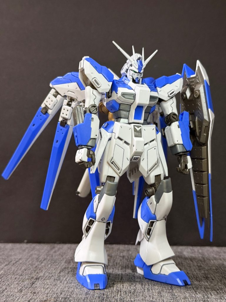 型式番号:RX-93-ν2機体名:hi-νガンダムパイロット:アムロ・レイ所属:地球連邦軍 独立部隊ロンドベル開発＆製作:アナハイム•エレクトロニクス関連機体:RX-93-ν1 νガンダム　（本機の急造機）RX-93-ν3 Sin-νガンダム（本機の後継機）