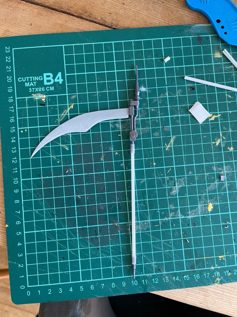 まずはニーズヘグを大型化。この後上下刺突部の先端を尖らせました。