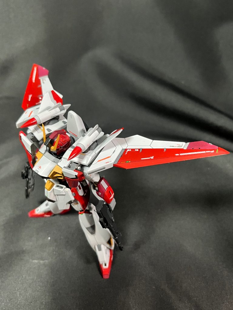 主翼を気合いを入れてスジボリ追加しました。戦闘機にありがちなモールドやライト、センサーをイメージしたディテールを追加。色分けで情報量増。