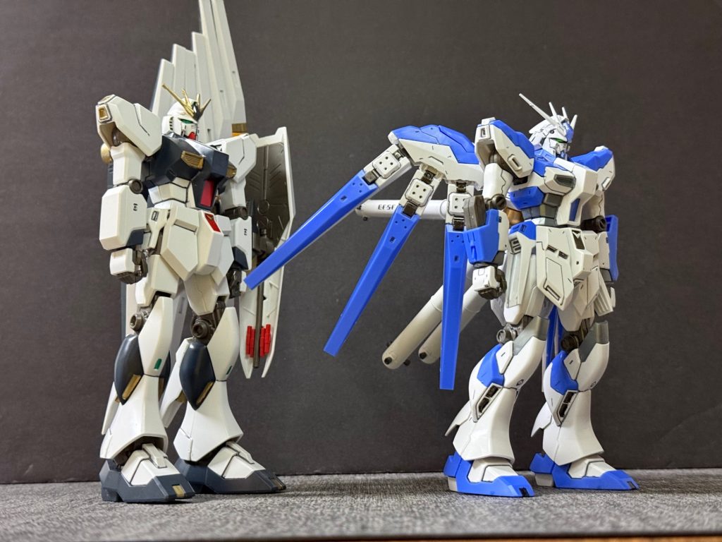 νガンダム　　　　　　　　　Hi-νガンダム　　　　【機体スペック】　　　　　【機体スペック】頭頂高:22m &nbsp; &nbsp; &nbsp; &nbsp; &nbsp; &nbsp; &nbsp; &nbsp; &nbsp; &nbsp; &nbsp; &nbsp; &nbsp; &nbsp; 頭頂高:20m全備重量:63.0t &nbsp; &nbsp; &nbsp; &nbsp; &nbsp; &nbsp; &nbsp; &nbsp; &nbsp; &nbsp; &nbsp;&nbsp;全備重量:63.0t出力:2,980kW &nbsp; &nbsp; &nbsp; &nbsp; &nbsp; &nbsp; &nbsp; &nbsp; &nbsp; &nbsp; &nbsp; &nbsp;出力:2,980kw総推力:97,800kg &nbsp; &nbsp; &nbsp; &nbsp; &nbsp; &nbsp; &nbsp; &nbsp; &nbsp; 総推力:97,800kg&nbsp;【νガンダムとの変更点】懸架方式の変更： νガンダムに見られた左背部への非対称な「片翼状」の配置から、バックパック左右のファンネル・ポッドへ各3基、計6基を対称に懸架する方式へと改められた。