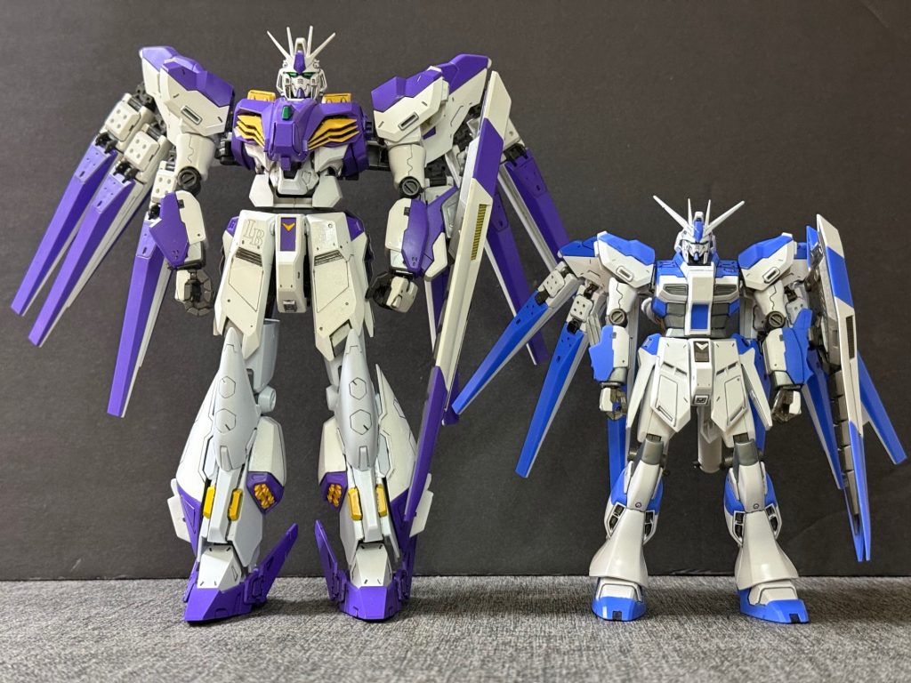 【Hi-νガンダムとSin-νガンダムの違い】機動力機動力において、sin-νガンダムは圧倒的なスペックを誇る。全高29.0mという巨体でありながら、本体重量を40.0tに抑えた極めて高度な軽量化技術と、168,000kgの超推力により、推力重量比2.10という驚異的な瞬発力を実現している。一方、Hi-νガンダムは推力重量比1.55に留まるものの、20.0m級の標準的サイズゆえに旋回時や近接戦闘における慣性モーメントの影響が極めて少ない。したがって、直線的な急加速や一撃離脱においてはSin-νが、密着戦における小回りや追従性においてはHi-νが優位性を有する。