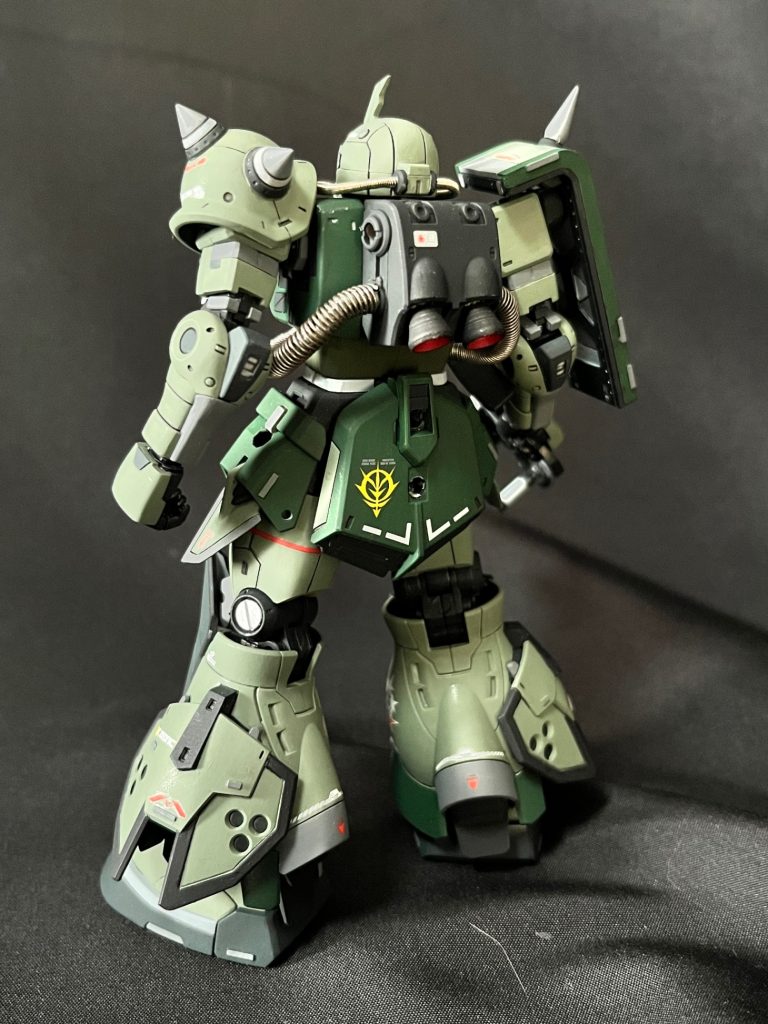 サザンクロス隊に配備される機体の予備部品を流用してジャブロー攻略戦に使用された、名も無き隊長機、と言う設定で量産カラーに塗装。オール筆塗りです。&nbsp;動力パイプをスプリングパイプに変更。モノアイをHアイズに。アンテナはプラ板から自作。スパイク、サイドスカートシャープ化。全身にスジボリ追加。RG風に色分けして情報量増。