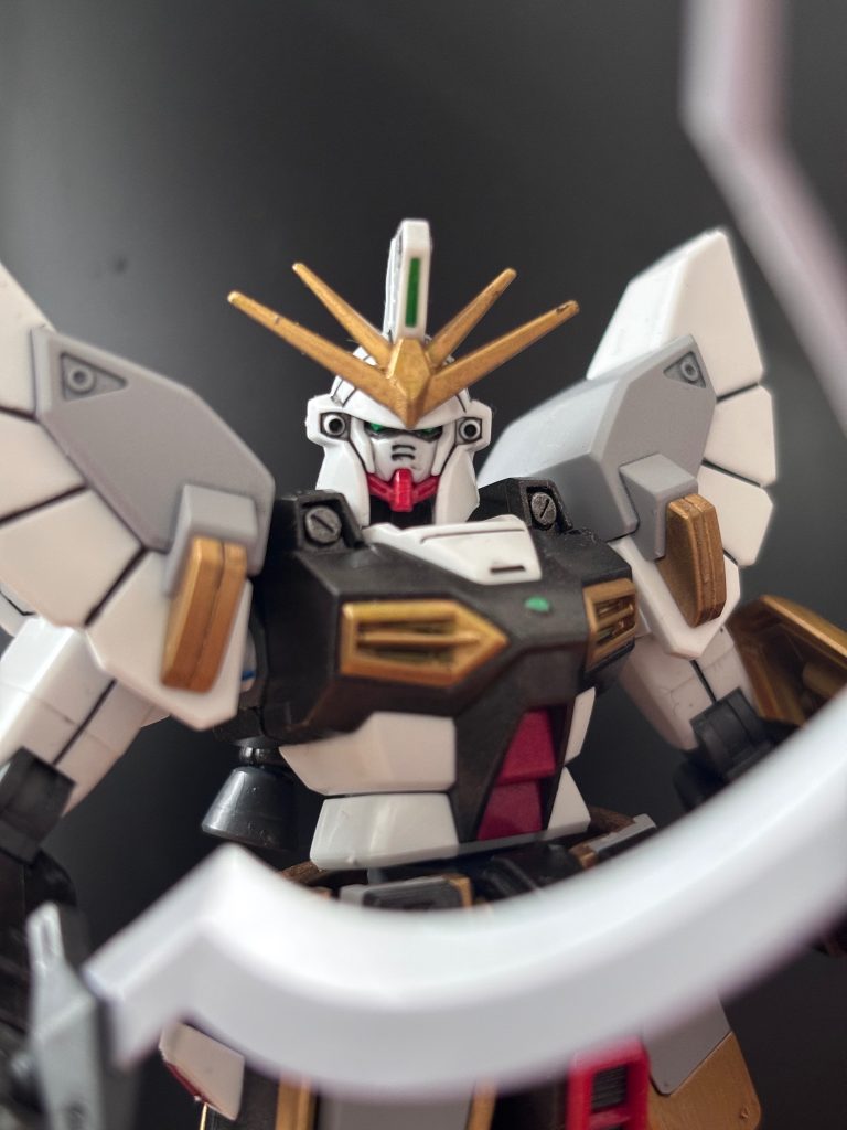 正面アップ。ガンダムＷシリーズは、みんなイケメンですよね。黄色は使わず　ゴールド　でまとめました。アンテナ先の安全装置もカットカット✂️