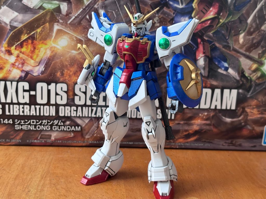 全体像Ｗシリーズでは珍しいトリコロールカラーですよね。メタリックカラーを使っても落ち着いた感じがあって良かったです。ホワイトはマットにつや消し吹いて、戦闘系ＭＳ感を出したつもり