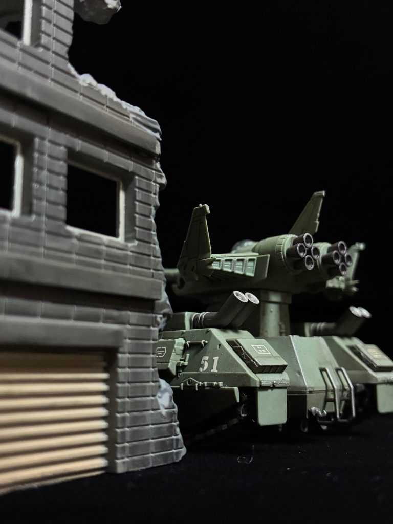 市街地戦イメージで〆。ご覧いただきありがとうございました。カラーレシピ：バーニアノズル、キャタピラ、機関砲：ガンダムマーカーヘビーガンメタリックフック、はしご等：ファレホメカカラーダークスチール車輪：ファレホプライマージャーマンパンツァーグレー