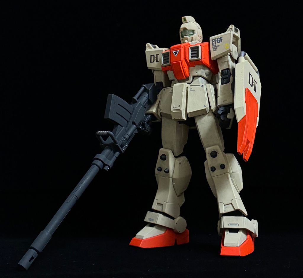 今後陸戦型ガンダムをデルタ・リーダー機として製作しようと思っているので、ほぼ同パーツが使われていると言う設定に違和感が生じないよう、ほぼHGUC陸戦型ガンダムのパーツで構成しています。腕部、リアアーマー、サイドアーマー、太もも、足首、武装が陸戦型ガンダムです。なお、胴体は元々の構造だとかなりすっぽ抜けやすいのが不満でしたので、HGUC Ez-8のパーツを流用しています。可動範囲は狭くなりましたが、安定感が抜群に増しました。装備は漫画版やPS3サイドストーリーズ版を参考に、180mmキャノンとしました。