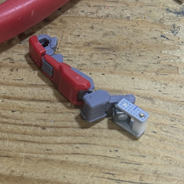 &nbsp;#ジムスナイパー制作記両足ともミサイルにしようか、サブアームにしようか決めきれず、片方ずつ採用wwサブアームの可動ギミック苦戦しましたが何とか形になりました^ ^アーム剥き出しなのでカバーも作っていきたいです。（3枚目）
