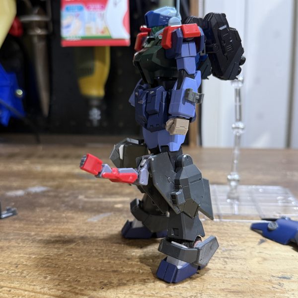 &nbsp;#ジムスナイパー制作記両足ともミサイルにしようか、サブアームにしようか決めきれず、片方ずつ採用wwサブアームの可動ギミック苦戦しましたが何とか形になりました^ ^アーム剥き出しなのでカバーも作っていきたいです。（2枚目）