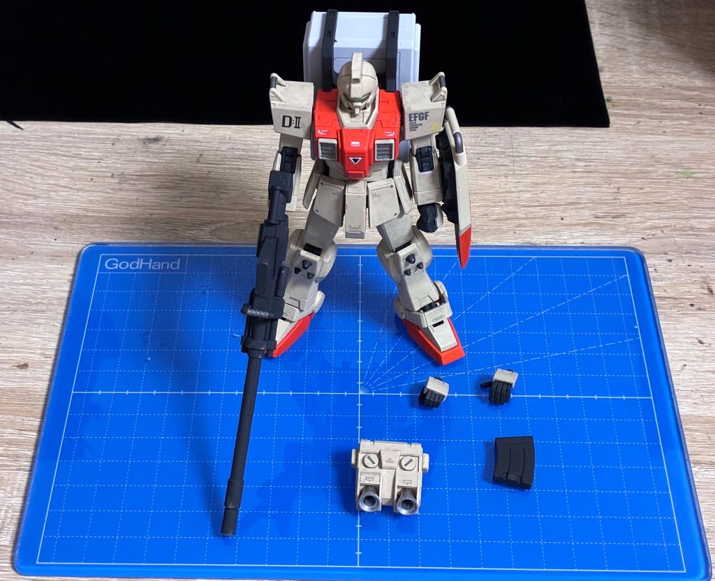 ちょっとやってみたかった付属品一覧的なショット。180ｍｍキャノンの弾倉も用意したのですが、どこにつけるとよいか分からず、いったんこのままです。リアアーマーがいいですかね。