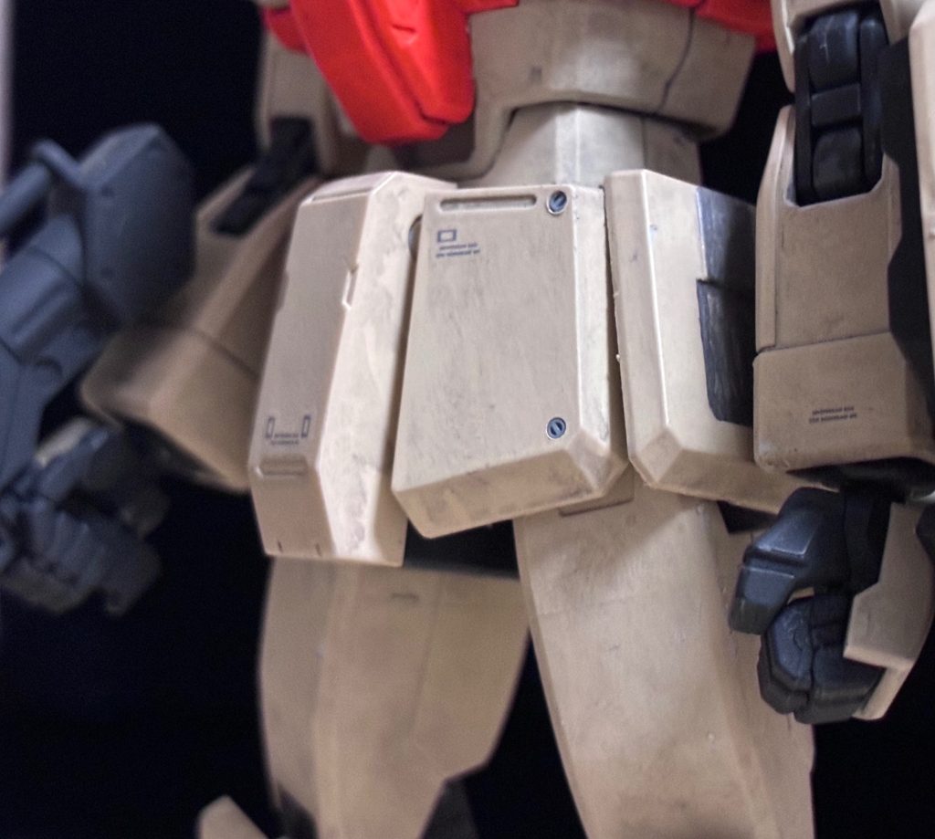 フロントアーマーにあすぱら模型さんのスポッターディテールを使いました。またサイドアーマーのマシンガン弾倉ですが、マシンガン装備でないのに装着しているのは変かと思い、切除しました。これにより腕がより胴体に密着するので立ち姿の見映えが良くなった気がします。