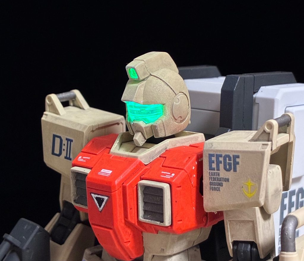 頭部は実家のジャンクから発掘できた陸戦型ガンダム地上戦セットのものを使用しました。上部のカメラもクリアパーツになっている上、耳も別パーツになっており、プレバン品に付属していた頭部よりもパーツ構成は贅沢です。内部メカはシルバー塗装しつつ、クリアパーツの裏側を蛍光グリーンで塗装しました。