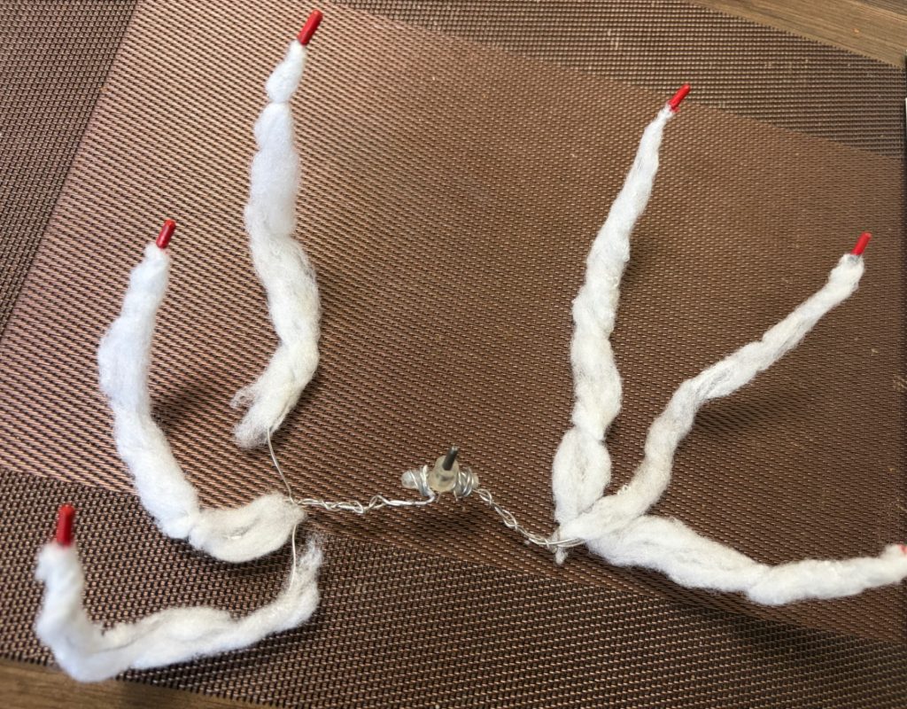 こんな感じで、ハリガネの先端にランナーを切ったものを刺して、綿をくるくると巻き付けましたただこれテキトーに作ったやつなんで、今度しっかり力を入れてエフェクトを作り直そうと思ってます！ちなみに針金なんで自由に角度を決めれます