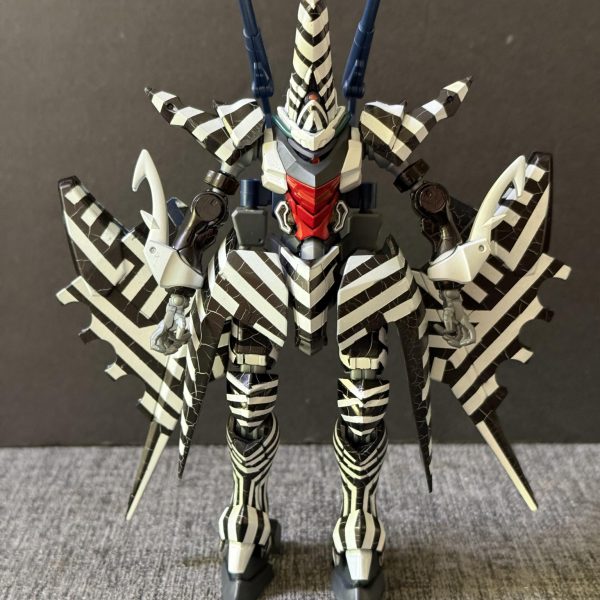 キケロガをぶっ飛ばせ！！ヤザン専用ハンブラビ（GQ）開発中です！ゲーツ機のハンブラビと区別するためにダズル迷彩という迷彩柄を採用しました！ヤザンがダズル迷彩を愛用していたわけではありませんがハンブラビ×ダズル迷彩は相性がよいと思い挑戦してみました！最近は酷暑のおかげで塗装の乾燥が早くてありがたいです、しかし、気温40℃はおかしい、、子供の頃は30℃超えてニュースになるレベルだった気がする、、話を戻して、黒色の塗装がうまくクラック塗装になっていて良かったです！完成まであと少し！応援よろしくお願いします！（2枚目）