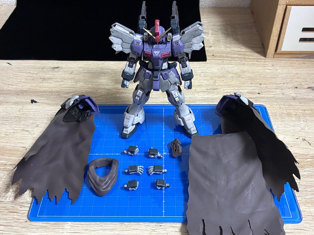 付属品一式です。ハンドパーツが非常に豊富で握り手平手が最初から付いているのはいいのですが、武器持ち手が気持ち悪いです。武器持ってるのに手の平が見えるのはどうしても違和感ありますが、簡単仕上げということで妥協しました。
