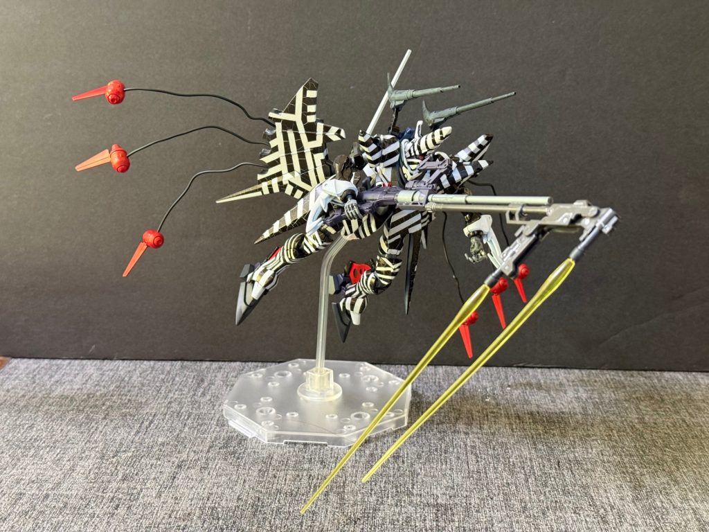 【可変機構・機動性能】ハンブラビ・ヴァイパーは、ジオン軍のサイコミュ兵器に対抗するために開発された有線式3次元思考兵器実験機である。本機は単なるインコム試験機ではなく、「可変機構とオールレンジ攻撃を統合した次世代高機動戦闘システム」の検証機として設計された。試作実験機であった本機には、生産性や整備性を一切考慮しない潤沢な予算が投入されている。各部には高価な試作部材が使用され、当時まだ実用試験段階にあった最新鋭マグネティックコーティングが全身の駆動系に施された。この処置により、関節部の摩擦抵抗と駆動遅延は大幅に低減され、MS形態からMA形態への可変所要時間は1.5秒にまで短縮されている。（なお、正史におけるZ計画系のハンブラビは0.5秒で可変を完成する）本機は複雑化したインコム制御系と大型バックパックを搭載しており、その条件下では極めて高速な変形能力を実現したと評価されている。