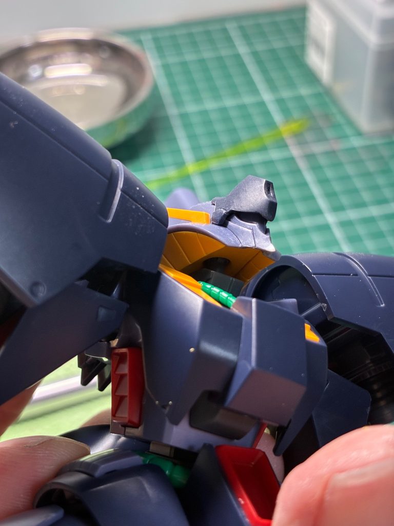 顎下が結構見える黄色の部分の角がキットは台形で見映えが良くないので鋭角に削った