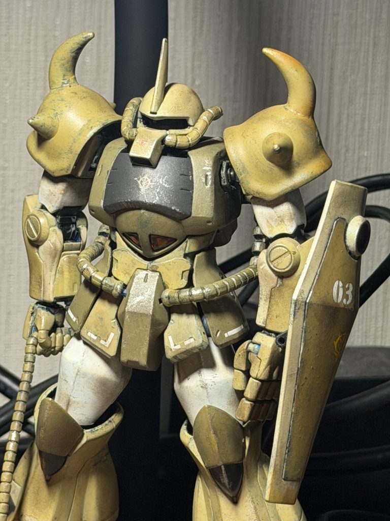 ダークイエローをベースに濃い部分は少しだけ黒を足し、薄い部分は少しだけ白を足しています。胴体と靴底の色は黒に少しだけ黒鉄色と微量の白を足しています。白い部分は白に微量のダークイエローを足しました。