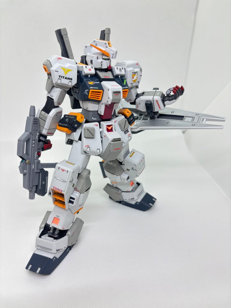 MGヘイズル改:かなりイイキットですね！MGマーク2からバックパックを拝借、互換性がないので、3mm軸を新調してくっつけました。白部分以外を缶スプレー塗装。マニキュアは発色が足らなかった…