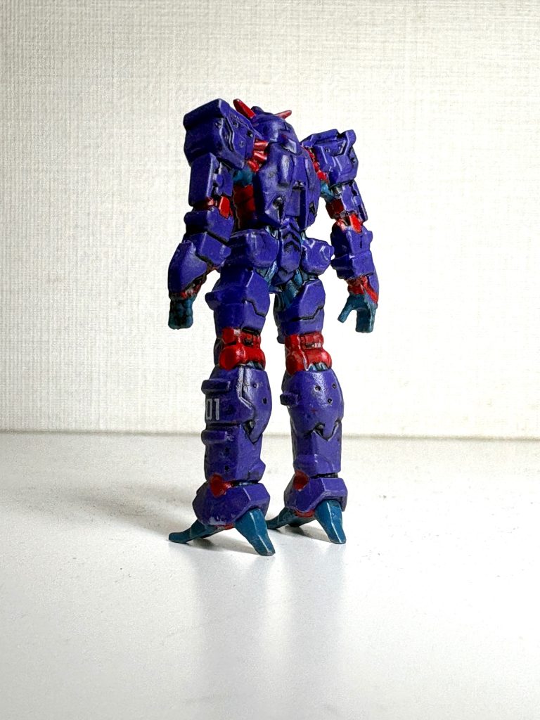 エナメルでスミ入れし、陰影を強調しました。両肩と左脚に極小デカール&nbsp;を貼りました。