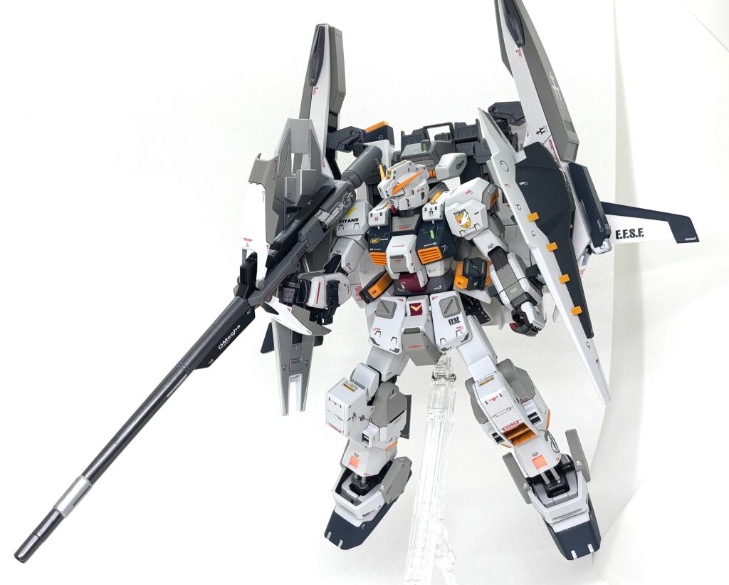 シールドブースター装備型もっと高機動っぽくしたいと思い、シールドを装備するために、通常バックパックにディフェンサーがつく様に改造しました。ビジュアルはかなり着膨れで動きにくそう…