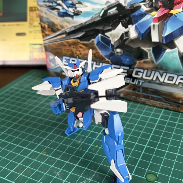 塗装するつもりでパチ組。ガンプラにハマるまえにアースリィはアニメで好きになって買ったはいいが長らく詰んでたやつです。たまたま動画流れてきたので決心ついて組み立てました、しかし他の機体も買っとけばよかったといまさら後悔してます。Re:RISEはぜひ無印観てから視聴してほしい作品。（4枚目）