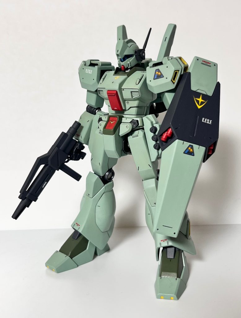 MG版のジェガンD型を参考にディテール および デカールを追加しています。筆塗り全塗装、つや消しスプレーで仕上げています。（装甲系は水性塗料、関節・バーニア、武器系はラッカー塗料）&nbsp;