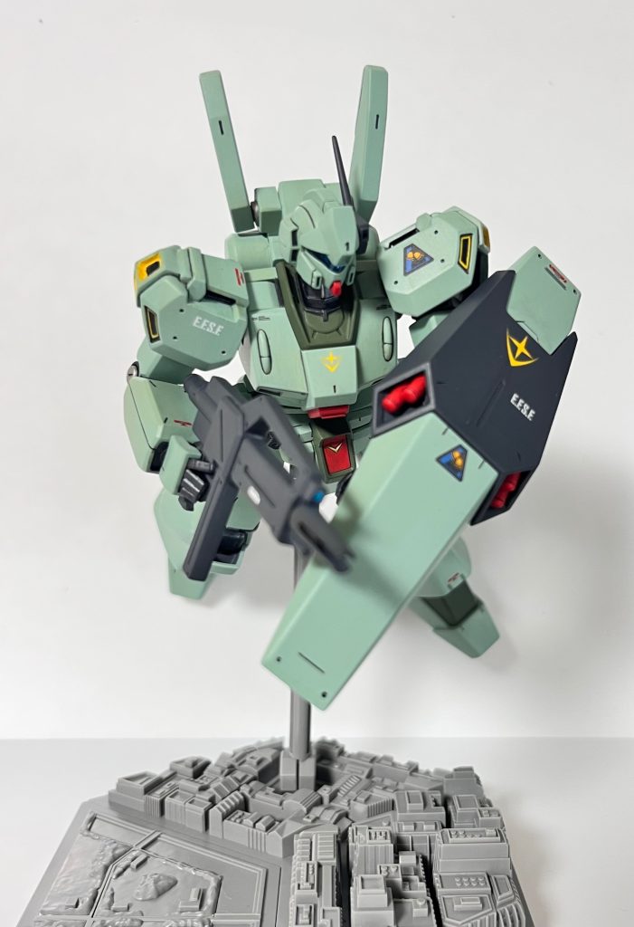 最後にコロニー戦をイメージしたポージング。昔、ガンダムUCで見た時に一目惚れしましたが、そもそも販売されておらず落胆した記憶があります🥲 念願叶って作成出来て良かったです！😙（逆シャア ジェガンとエコーズジェガンをニコイチすればD型できるって何故気づけなかったんだ...）閲覧いただき、ありがとうございました^-^