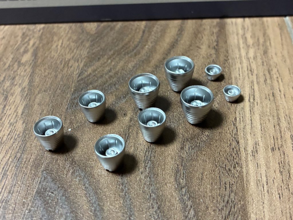 シャープリムビットの再販が丁度あったようで即購入して試用突き詰めるとまだまだではあるけども雰囲気は十分手軽だし手作業で少しずつ確かめながらが出来るのがとても良い&nbsp;塗装実際の超合金のように塗るとベタ塗りに光沢処理でそれなりになるが、模型的には面白くはないのでパールやメタリックで情報量を上げていく