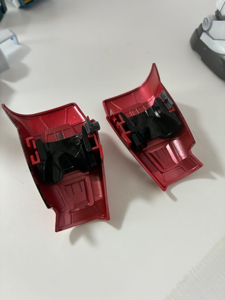 ゴムパーツガイアのマルチプライマーを吹いてから塗装脚部の方は必要性あるかは謎だがゴムを直接密着させることに疑問があったので保護になればなとクリアだけ吹いた