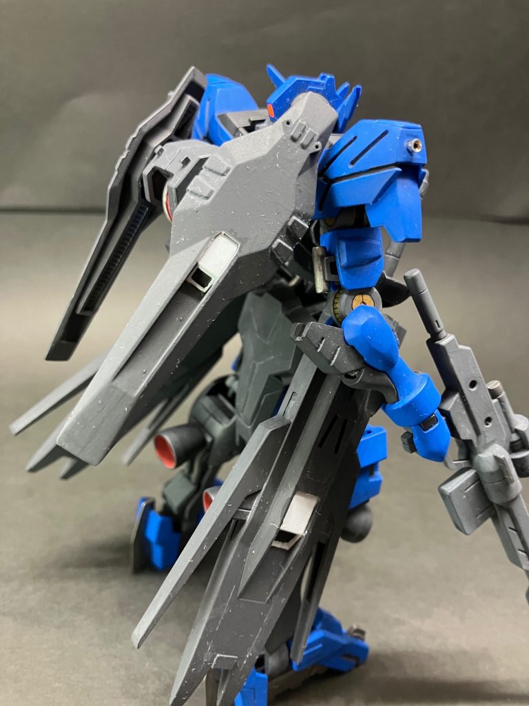 あっさり目の部分が気になったので彫ったり貼ったりしました。ツインアイと頭の後ろはビコーンとします